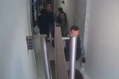 Imagens mostram momento em que suspeito de agredir mulheres em Passo Fundo é preso pela polícia<!-- NICAID(15976428) -->