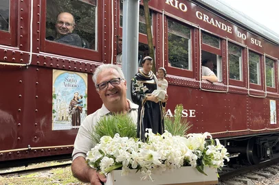 Antes de percorrer comunidades, escolas, hospitais e instituições de Bento Gonçalves, como tradicionalmente faz antes da festa do dia 13 de junho, a imagem de Santo Antônio foi levada na tarde deste sábado(7) para um passeio de trem.<!-- NICAID(16220866) -->
