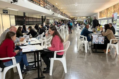 Milhares de pessoas foram em busca do primeiro emprego ou da realocação no mercado de trabalho neste sábado(15) em Caxias do Sul. Promovido pela prefeitura e entidades sindicais, com o apoio da FGTAS/Sine o Feirão de Empregos oferece cerca de mil vagas para áreas do comércio, indústria, serviços e construção civil. <!-- NICAID(15403568) -->