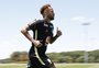 Neymar treina forte, muda o ambiente da Seleção Brasileira e pode pintar contra a Escócia