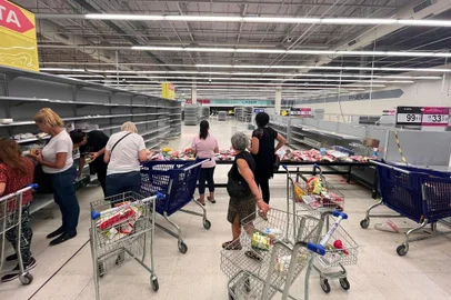 Penúltimo dia do Carrefour da Sertório aberto<!-- NICAID(15660521) -->