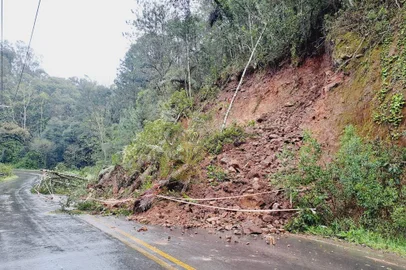 Uma queda de barreira bloqueou parcialmente o trânsito na Estrada Adolfo Randazzo, em Caxias do Sul, ainda no início da noite desta segunda-feira (4). A via, que é uma opção para quem se desloca entre a região do bairro Santa Fé e a região do bairro Serrano e Santo Antônio, está totalmente fechada. Uma equipe da Fiscalização de Trânsito colocou cones, sinalizando o bloqueio de uma das pistas. Para quem estiver passando pela estrada, é necessário passar pela contramão para passar no trecho. A alternativa para quem se desloca entre os dois pontos da Zona Norte, é utilizar a RSC-453 (Rota do Sol e a BR-116.<!-- NICAID(15531625) -->