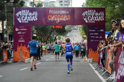 CAXIAS DO SUL, RS, BRASIL, 24/09/2023. 8° edição da Meia Maratona de Caxias do Sul, com participação de aproximadamente 1,6 mil atletas. (Bruno Todeschini/Agência RBS)Indexador: BTK<!-- NICAID(15549715) -->