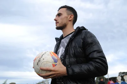 CAXIAS DO SUL, RS, BRASIL 25/05/2016Caxienses Alex Telles e Gustavo Campanharo, revelados pelo Juventude, fazem palestra para jogadores das categorias de base da Apafut UCS. Na foto: Gustavo Campanharo, volante do Evian (França)  (Felipe Nyland/Agência RBS)<!-- NICAID(12220882) -->