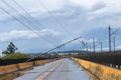 Postes de luz caem sobre ponte, deixam bairro sem luz e interrompem fluxo de veículos em São Leopoldo<!-- NICAID(16227243) -->