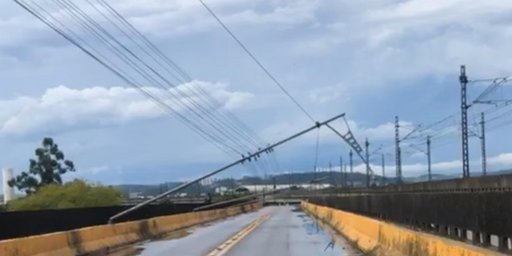 Postes ca&iacute;dos, ponte interditada e falta de luz: chuva gera transtornos em S&atilde;o Leopoldo