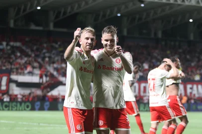 Os atacantes Pedro Henrique (E) e Alemão comemoram gol do Inter contra o Atlético-GO no Estádio Antônio Accioly, em Goiânia, em jogo válido pelo Brasileirão.<!-- NICAID(15211673) -->
