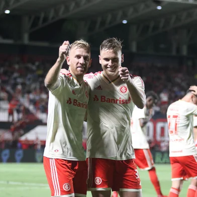 Os atacantes Pedro Henrique (E) e Alemão comemoram gol do Inter contra o Atlético-GO no Estádio Antônio Accioly, em Goiânia, em jogo válido pelo Brasileirão.<!-- NICAID(15211673) -->
