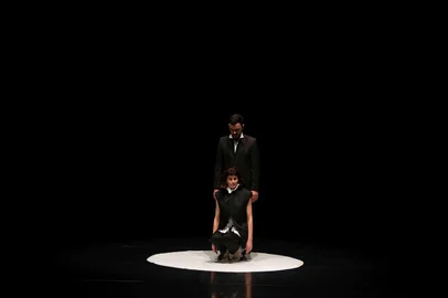 Circulação prevê residência da artista visual e bailarina Cristina Lisot e apresentações com o bailarino Akácio Camargo em Portugal e na França, antes da estreia do trabalho em Caxias do Sul, em abril.A artista visual e bailarina caxiense Cristina Lisot viaja, no final do mês de fevereiro, para uma residência artística em Lisboa, no Hangar, um Centro de Investigação Artística. Lá ela desenvolve estudos sobre movimento e criação, dentre outros aspectos, derivados do Projeto O, atualmente desenvolvido em Caxias, que foi contemplado em pelo Edital Sedac – RS de 2023 para Criação Artística. A temporada de estudos da artista e bailarina em Lisboa recebeu a Bolsa Funarte de Apoio a Ações Artísticas Continuadas 2024.<!-- NICAID(15982747) -->