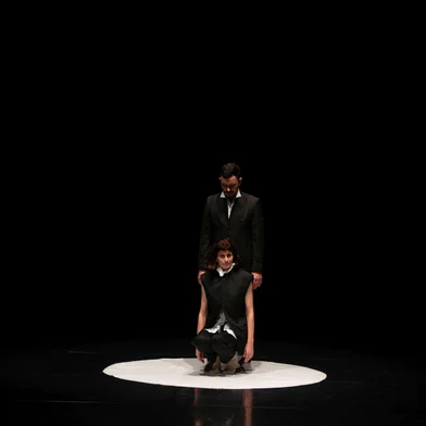 Circulação prevê residência da artista visual e bailarina Cristina Lisot e apresentações com o bailarino Akácio Camargo em Portugal e na França, antes da estreia do trabalho em Caxias do Sul, em abril.A artista visual e bailarina caxiense Cristina Lisot viaja, no final do mês de fevereiro, para uma residência artística em Lisboa, no Hangar, um Centro de Investigação Artística. Lá ela desenvolve estudos sobre movimento e criação, dentre outros aspectos, derivados do Projeto O, atualmente desenvolvido em Caxias, que foi contemplado em pelo Edital Sedac – RS de 2023 para Criação Artística. A temporada de estudos da artista e bailarina em Lisboa recebeu a Bolsa Funarte de Apoio a Ações Artísticas Continuadas 2024.<!-- NICAID(15982747) -->