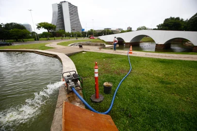 Porto Alegre, RS, Brasil - 07/12/2023 - Largo dos açorianos passa por obra de manutenção. FOTO: JONATHAN HECKLER, AGÊNCIA RBS<!-- NICAID(15619030) -->