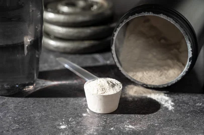 Amino acid food supplement, creatine powder in a measuring scoop, Sports nutrition Amino acid food supplement, creatine powder in a measuring scoop, Sports nutrition. Foto: Inga / stock.adobe.comFonte: 1194702176<!-- NICAID(16082221) -->