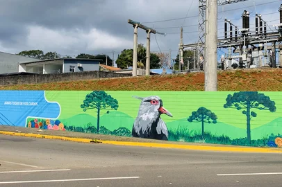 Subestações da RGE e CPFL Transmissão estão se tornando verdadeiras obras de arte com intervenções do grafiteiro paulista kranium e da sua equipe, composta pelos artistas Guilherme QPirigo, Vinnycius e Fernando. A mais recente está em fase de conclusão no muro da subestação de Dois Irmãos, no Vale do Sinos. As pinturas já figuram a paisagem de subestações da CPFL em outras cidades como São Leopoldo, Novo Hamburgo, Gramado e Porto Alegre, entre outras. As imagens buscam representar tradição e modernidade, em fundos vibrantes, acompanhados de mensagens sobre segurança. O projeto combina estética e conscientização, promovendo beleza nos equipamentos de energia elétrica e destacando a importância do diálogo sobre segurança, reforçando o compromisso da RGE e CPFL com a cultura, a humanização urbana e a conscientização através da arte.<!-- NICAID(16058936) -->