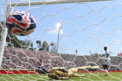 Atletico Madrid's French forward #07 Antoine Griezmann shoots and celebrates scoring his team's first goal during the FIFA Club World Cup 2025 Group B football match between Spain's Atletico de Madrid and Brazil's Botafogo at the Rose Bowl stadium in Los Angeles on June 23, 2025. (Photo by Patrick T. Fallon / AFP)<!-- NICAID(16065748) -->