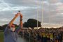 19/07/2020 _ BRASÍLIA, DF, BRASIL _ Presidente Jair Bolsonaro exibe caixa de cloroquina a apoiadores em frente ao Palácio do Alvorada<!-- NICAID(14548665) -->