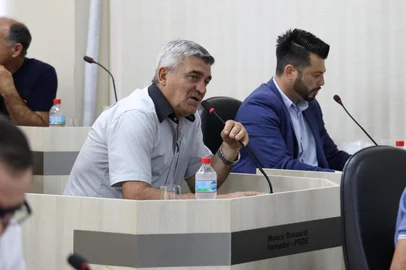 Nesta terça-feira (30), durante sessão ordinária da Câmara de Vereadores de Vacaria, o vereador Moacir José Bossardi (PSDB) usou de ofensas racistas ao criticar o Governo Federal: "vão comer picanha, negrada, é o que vocês merecem”. A vereadora Selmari Etelvina Souza da Silva (PT) registrou ocorrência de injúria racial e racismo contra o parlamentar.De acordo com gravação da TV Câmara de Vacaria, Bossardi usava um espaço de "explicações pessoais", em que os vereadores têm cinco minutos para falar sobre qualquer assunto. Ele falava sobre a situação da saúde municipal quando criticou o governo federal:<!-- NICAID(15444178) -->