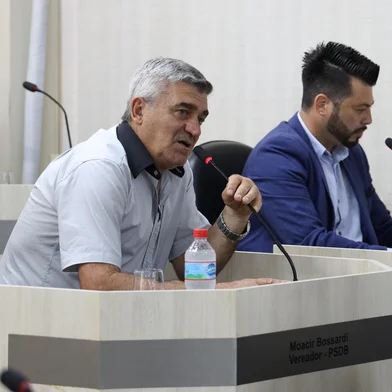 Nesta terça-feira (30), durante sessão ordinária da Câmara de Vereadores de Vacaria, o vereador Moacir José Bossardi (PSDB) usou de ofensas racistas ao criticar o Governo Federal: "vão comer picanha, negrada, é o que vocês merecem”. A vereadora Selmari Etelvina Souza da Silva (PT) registrou ocorrência de injúria racial e racismo contra o parlamentar.De acordo com gravação da TV Câmara de Vacaria, Bossardi usava um espaço de "explicações pessoais", em que os vereadores têm cinco minutos para falar sobre qualquer assunto. Ele falava sobre a situação da saúde municipal quando criticou o governo federal:<!-- NICAID(15444178) -->