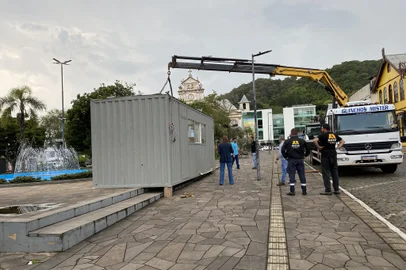 Os primeiros contêineres chegaram à Praça Garibaldi, junto ao Centro Histórico de Antônio Prado, para montagem e estrutura dos estandes da 8ª FenaMassa. No decorrer da semana, está prevista a colocação das lonas e piso na área coberta de aproximadamente 3,5 mil metros quadrados.<!-- NICAID(15570842) -->