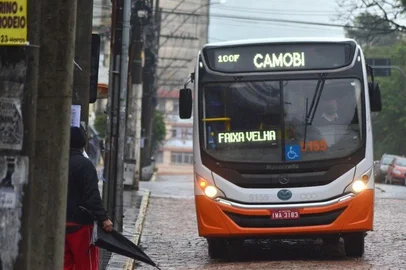 Foi publicado o edital para licitação do transporte coletivo em Santa Maria. Até então, o serviço é prestado em Santa Maria por um consórcio, composto por seis empresas, com 170 ônibus que atendem a uma demanda de 1,5 milhão de passageiros mensalmente. <!-- NICAID(16085486) -->