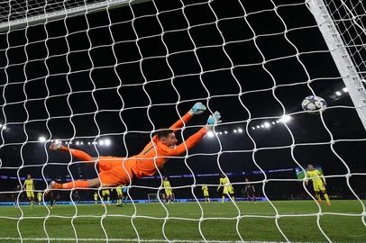 Tottenham's Italian goalkeeper #01 Guglielmo Vicario (C) dives for the ball during the UEFA Champions League, league phase - matchday 5, football match between Paris Saint-Germain (PSG) and Tottenham Hotspur FC at the Parc des Princes stadium in Paris on November 26, 2025. (Photo by FRANCK FIFE / AFP)Editoria: SPOLocal: ParisIndexador: FRANCK FIFESecao: soccerFonte: AFPFotógrafo: STF<!-- NICAID(16175144) -->