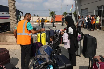 Civilians leaving Gaza wait to board a bus as dual national Palestinians and foreigners prepare to cross the Rafah border point with Egypt, in the southern Gaza Strip, on November 2, 2023. Egypt will help evacuate "about 7,000" foreigners and dual nationals from the war-ravaged Gaza Strip, the foreign ministry said, with officials saying some 400 people were expected to cross on November 2. (Photo by Mohammed ABED / AFP)<!-- NICAID(15586562) -->