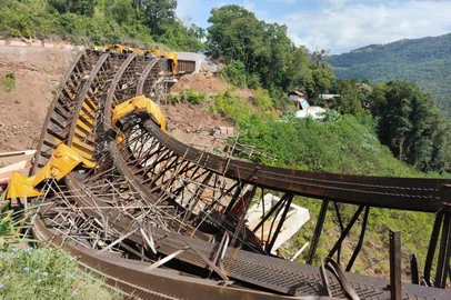 A estrutura de um dos viadutos em construção na BR-470, entre Bento Gonçalves e Veranópolis, desabou na tarde deste sábado (28). O fluxo de veículos no local não foi prejudicado.<!-- NICAID(16235680) -->