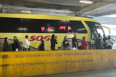 Depois de três dias marcados por atrasos nas paradas de ônibus, usuários do transporte intermunicipal metropolitano voltaram a embarcar nos ônibus dentro do horário normal. <!-- NICAID(15472729) -->