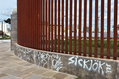 Estação Férrea é alvo de pichações; imagens de câmeras são usadas na investigação para identificar autores.<!-- NICAID(16266361) -->