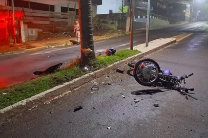Motociclista de 22 anos morre após colidir contra árvore em Palmeira das Missões <!-- NICAID(16349591) -->