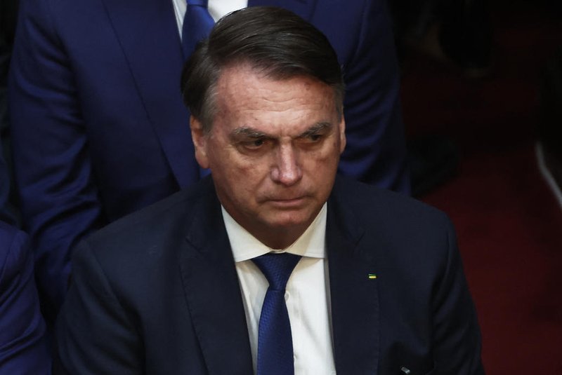 Brazil's ex-president (2019-2022) Jair Bolsonaro (R) waves during the inauguration of Argentina's new president Javier Milei (out of frame) at the Congress in Buenos Aires on December 10, 2023. Libertarian economist Javier Milei was sworn in Sunday as Argentina's president, after a resounding election victory fuelled by fury over the country's economic crisis. (Photo by ALEJANDRO PAGNI / AFP)Editoria: POLLocal: Buenos AiresIndexador: ALEJANDRO PAGNISecao: governmentFonte: AFPFotógrafo: STR<!-- NICAID(15621678) -->