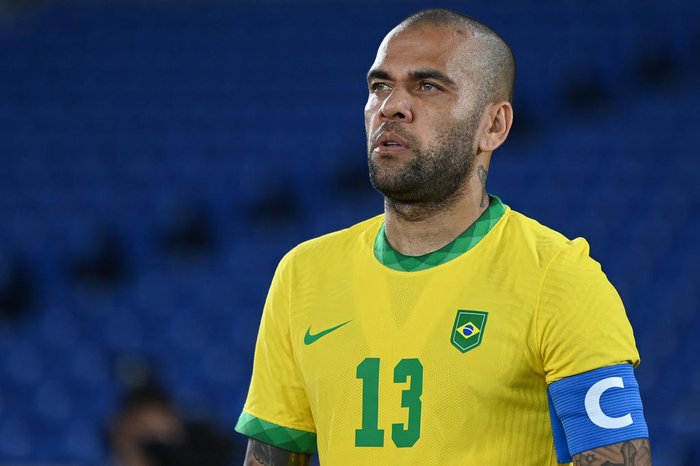 Jogador Daniel Alves é acusado por compositores de violar direitos autorais