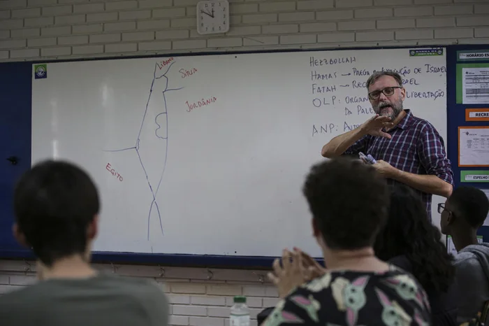 Dúvidas, desinformação e posicionamento: como o conflito entre Israel e o  grupo terrorista Hamas chega à sala de aula