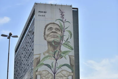 Concluída a pintura da obra de arte gigante no edifício do Departamento Autônomo de Estradas de Rodagem (Daer), na Avenida Borges de Medeiros, em Porto Alegre. OBS.: foto reservada para o Informe Especial<!-- NICAID(14984540) -->