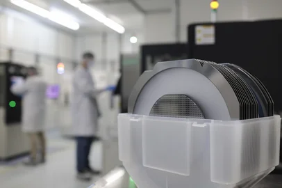 PORTO ALEGRE, RS, BRASIL, 03-07-2025: Etapa de afinamento e corte na produção do chip. Produção de chips no Ceitec (Centro Nacional de Tecnologia Eletrônica Avançada), no bairro Lomba do Pinheiro. Recentemente, a fábrica estatal de chips firmou parceria com empresas chinesas de semicondutores, que podem turbinar a retomada da fabricante gaúcha. Ceitec quase foi liquidado no governo Bolsonaro, mas agora pode incentivar a retomada de um polo tecnológico na Região Metropolitana de Porto Alegre. Foto: Mateus Bruxel/Agência RBSIndexador: MATEUS BRUXEL<!-- NICAID(16073430) -->