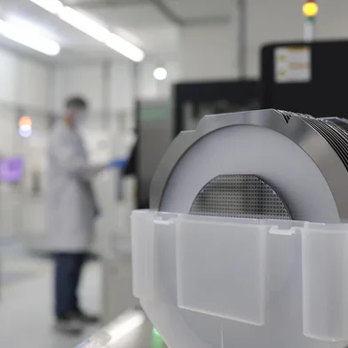 PORTO ALEGRE, RS, BRASIL, 03-07-2025: Etapa de afinamento e corte na produção do chip. Produção de chips no Ceitec (Centro Nacional de Tecnologia Eletrônica Avançada), no bairro Lomba do Pinheiro. Recentemente, a fábrica estatal de chips firmou parceria com empresas chinesas de semicondutores, que podem turbinar a retomada da fabricante gaúcha. Ceitec quase foi liquidado no governo Bolsonaro, mas agora pode incentivar a retomada de um polo tecnológico na Região Metropolitana de Porto Alegre. Foto: Mateus Bruxel/Agência RBSIndexador: MATEUS BRUXEL<!-- NICAID(16073430) -->