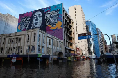 PORTO ALEGRE, RS, BRASIL - 15.05.2024: Imagens do Centro de Porto Alegre alagado. Guarda Municipal faz ronda de barco em áreas tomadas pela água. Foto:  Duda Fortes /Agência RBS<!-- NICAID(15764992) -->
