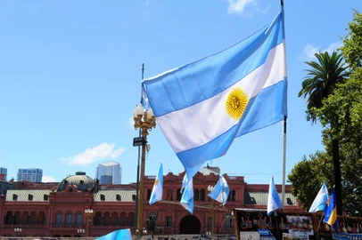 22/02/2013FOTO:FERNANDO GOMES /ZERO HORAViagem para Buenos Aires,Crise na Argentina no Governo de Cristina kirchner.Manifestantes chegam a Plaza de Mayo para protestar em frente a Casa Rosada, palácio do governo.Bandeiras argentinas na Plaza de Mayo<!-- NICAID(9122565) -->