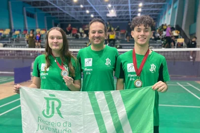 Atletas Artur Zampieri e Laura Chiele, acompanhados do técnico Noeslem Lima, ganham duas medalhas inéditas no Sul-Americano de Badminton, no Chile.<!-- NICAID(15932857) -->