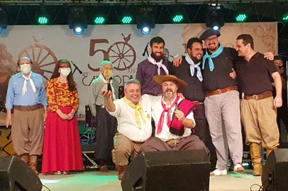 A música tradicionalista gaúcha agitou o Parque Dom Pedro II, o Parcão, no centro de Uruguaiana, neste domingo (19), na final da 43ª edição da Califórnia da Canção Nativa. Realizado há 50 anos pelo CTG Sinuelo do Pago, o festival é considerado o principal evento da canção regionalista no Estado. O vencedor da Calandra de Ouro foi O Tempo de Meu Pai, melodia de Nilton Ferreira, com letra de Hermes Lopes.  <!-- NICAID(14972303) -->