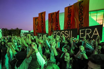 Attendees walk outsaide during the United Nations' COP28 climate talks at Expo City in Dubai on December 12, 2023. (Photo by Giuseppe CACACE / AFP)Editoria: ENVLocal: DubaiIndexador: GIUSEPPE CACACESecao: global changeFonte: AFPFotógrafo: STR<!-- NICAID(15623257) -->