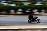 Motociclista - Foto: Caroline/stock.adobe.comFonte: 299390636<!-- NICAID(15342731) -->