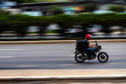 Motociclista - Foto: Caroline/stock.adobe.comFonte: 299390636<!-- NICAID(15342731) -->