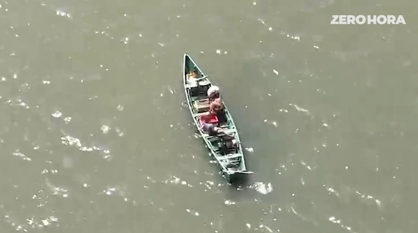 Casal cai de barco e &eacute; resgatado por pescador; drone grava salvamento no Litoral Norte; veja o v&iacute;deo