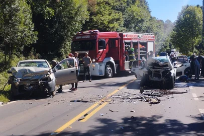 Uma colisão entre um Fiat Uno e uma Montana deixou um homem e uma mulher gravemente feridos no começo da tarde desta segunda-feira (27), em Nova Petrópolis. A ocorrência foi registrada por volta de 13h20min, no Km 6 da RS-235.<!-- NICAID(16274263) -->