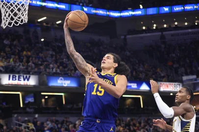 INDIANAPOLIS, IN - FEBRUARY 8: Gui Santos #15 of the Golden State Warriors goes to the basket during the game on February 8, 2024 at Gainbridge Fieldhouse in Indianapolis, Indiana. NOTE TO USER: User expressly acknowledges and agrees that, by downloading and or using this Photograph, user is consenting to the terms and conditions of the Getty Images License Agreement. Mandatory Copyright Notice: Copyright 2024 NBAE   Justin Casterline/NBAE via Getty Images/AFP (Photo by Justin Casterline / NBAE / Getty Images / Getty Images via AFP)<!-- NICAID(15674337) -->
