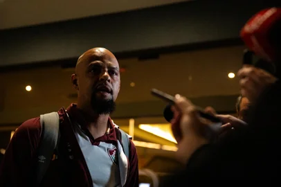 (na foto: Felipe Melo - jogador do Fluminense) PORTO ALEGRE, RS, BRASIL, 02.10.2023: chegada da delegação do Fluminense em hotel da capital porto alegrense. Foto: Camila Hermes/Agencia RBS<!-- NICAID(15557889) -->