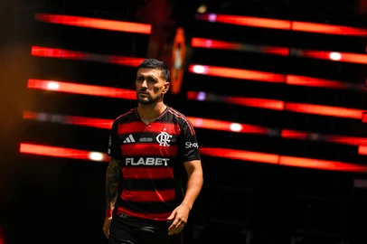 CR Flamengo v Chelsea FC: Group D - FIFA Club World Cup 2025PHILADELPHIA, PENNSYLVANIA - JUNE 20: Giorgian de Arrascaeta of CR Flamengo walks onto the pitch prior to the FIFA Club World Cup 2025 group D match between CR Flamengo and Chelsea FC at Lincoln Financial Field on June 20, 2025 in Philadelphia, Pennsylvania.   David Ramos/Getty Images/AFP (Photo by David Ramos / GETTY IMAGES NORTH AMERICA / Getty Images via AFP)Editoria: SPOLocal: PhiladelphiaIndexador: DAVID RAMOSSecao: soccerFonte: GETTY IMAGES NORTH AMERICAFotógrafo: CONTRIBUTOR<!-- NICAID(16068379) -->