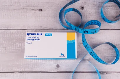 Top view of Rybelsus box and measuring tape on white-painted wooden table for diabetes managementIndexador: Edugrafo+34 661 573 380Fonte: 1319449248<!-- NICAID(16018910) -->