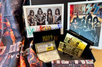 Itens doados pelo Kiss para leilão em Porto Alegre<!-- NICAID(15886402) -->