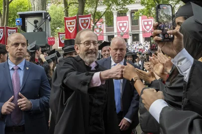 Harvard President Alan Garber greets graduating seniors at the 374th Harvard Commencement in Harvard Yard in Cambridge, Massachusetts, on May 29, 2025. US President Donald Trump is furious at Harvard for rejecting his istration's push for oversight on issions and hiring, amid the president's claims the school is a hotbed of anti-Semitism and "woke" liberal ideology. (Photo by Rick Friedman / AFP)Editoria: EDULocal: CambridgeIndexador: RICK FRIEDMANSecao: societyFonte: AFPFotógrafo: STR<!-- NICAID(16049273) -->